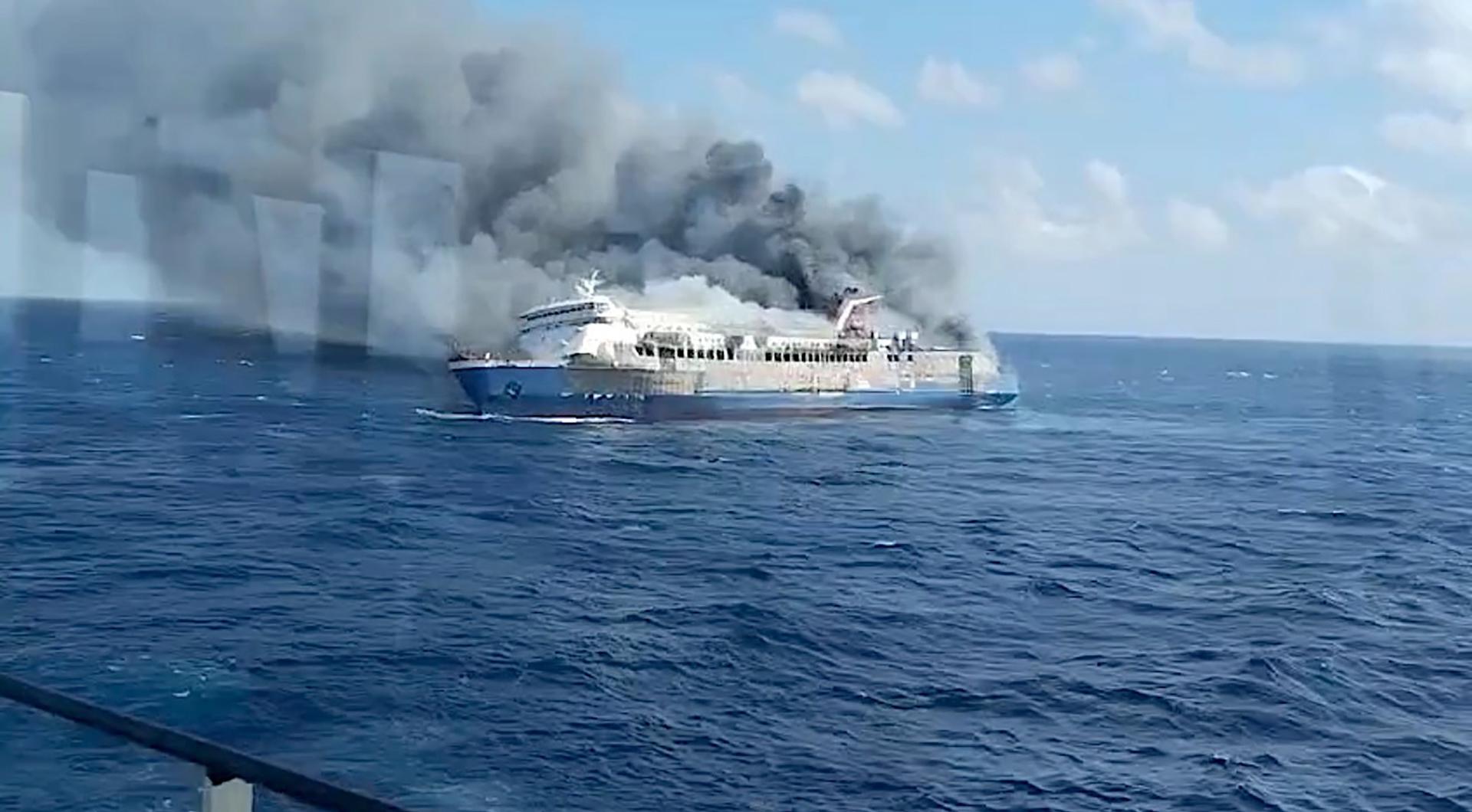 Madura (Indonesia), 02/08/2026.- Imagen del vídeo cedido por la agencia de manejo de desastres de Indonesia Basarnas sobre el incendio de un ferry en Java Oriental. EFE/EPA/BASARNAS HANDOUT -- BEST QUALITY AVAILABLE -- HANDOUT EDITORIAL USE ONLY/NO SALES