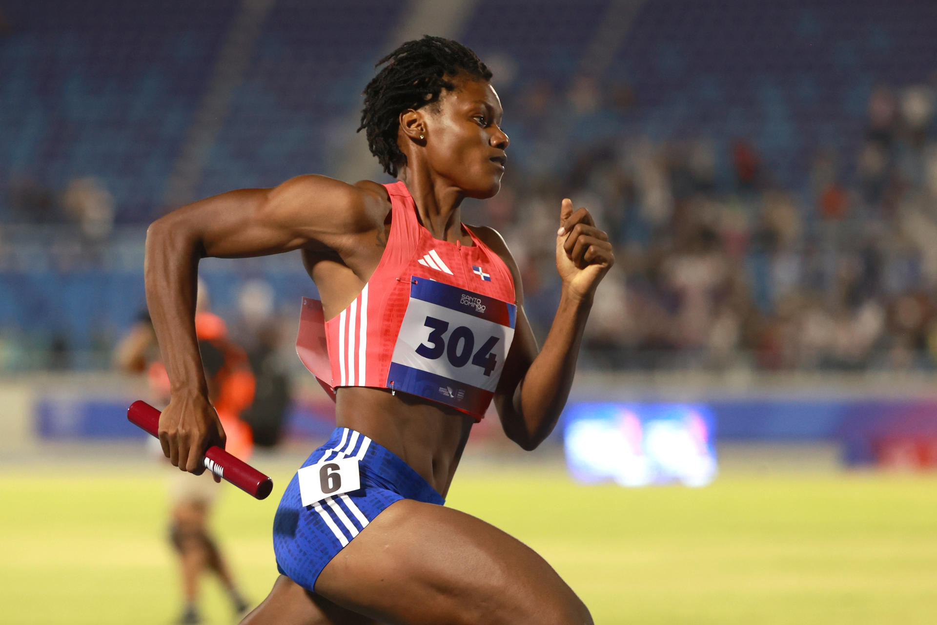 Marileidy Paulino, de República Dominicana, compite en la final de relevos 4x400 metros mixto durante los XXV Juegos Centroamericanos y del Caribe Santo Domingo 2026 en Santo Domingo (República Dominicana). EFE/ Orlando Barría
