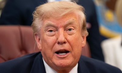 El presidente de Estados Unidos, Donald Trump, fue captado, este 3 de agosto, al dar una declaración ante medios de comunicación, en el Despacho Oval de la Casa Blanca, en Washington DC (EE.UU.). EFE/Allison Robbert/Pool