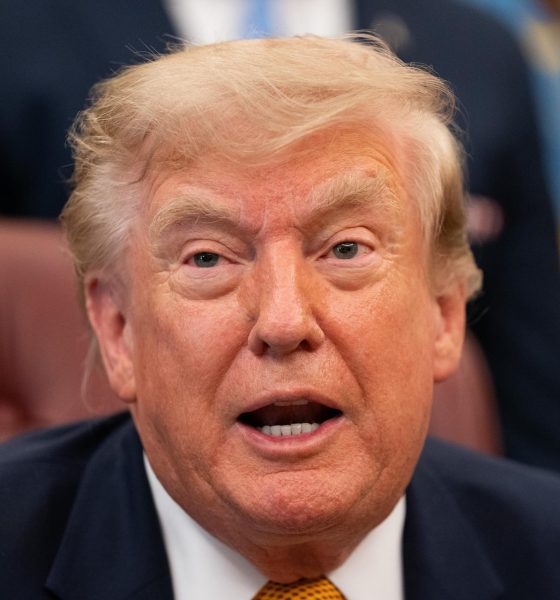 El presidente de Estados Unidos, Donald Trump, fue captado, este 3 de agosto, al dar una declaración ante medios de comunicación, en el Despacho Oval de la Casa Blanca, en Washington DC (EE.UU.). EFE/Allison Robbert/Pool