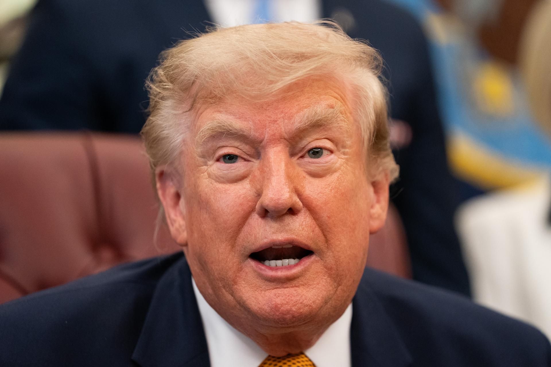 El presidente de Estados Unidos, Donald Trump, fue captado, este 3 de agosto, al dar una declaración ante medios de comunicación, en el Despacho Oval de la Casa Blanca, en Washington DC (EE.UU.). EFE/Allison Robbert/Pool