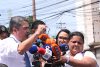 El expresidente de Honduras Juan Orlando Hernández (i) habla con periodistas este lunes, en Tegucigalpa (Honduras). EFE/ Gustavo Amador
