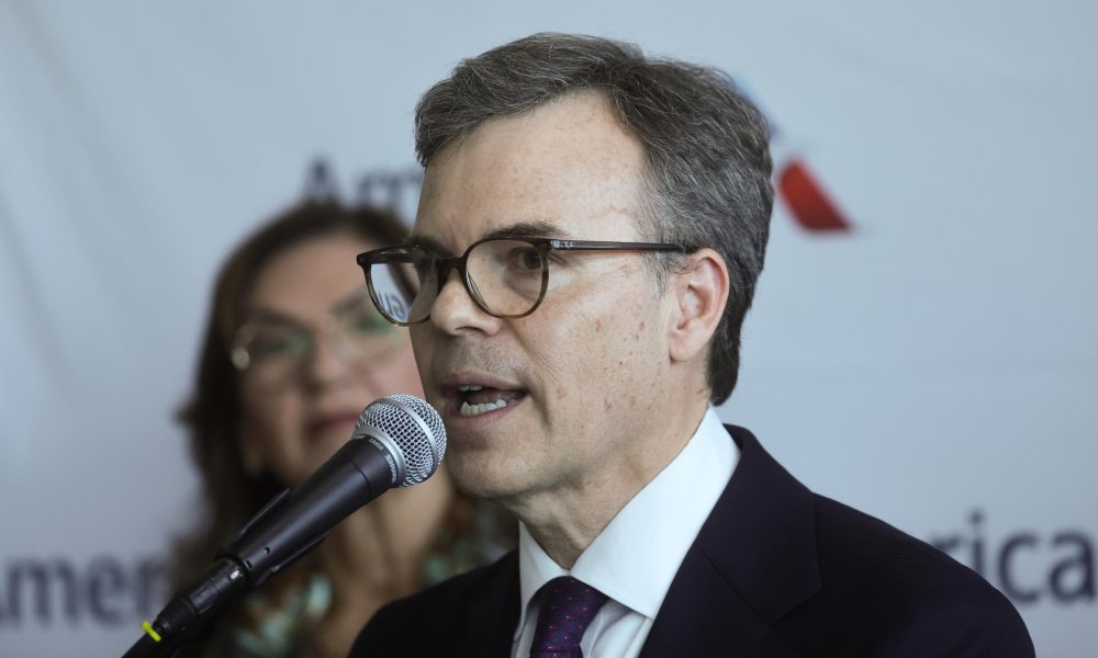 Fotografía de archivo en la que se captó al encargado de negocios de Estados Unidos en Venezuela, John Barrett, durante una rueda de prensa, en Maiquetía (Venezuela). EFE/Miguel Gutiérrez