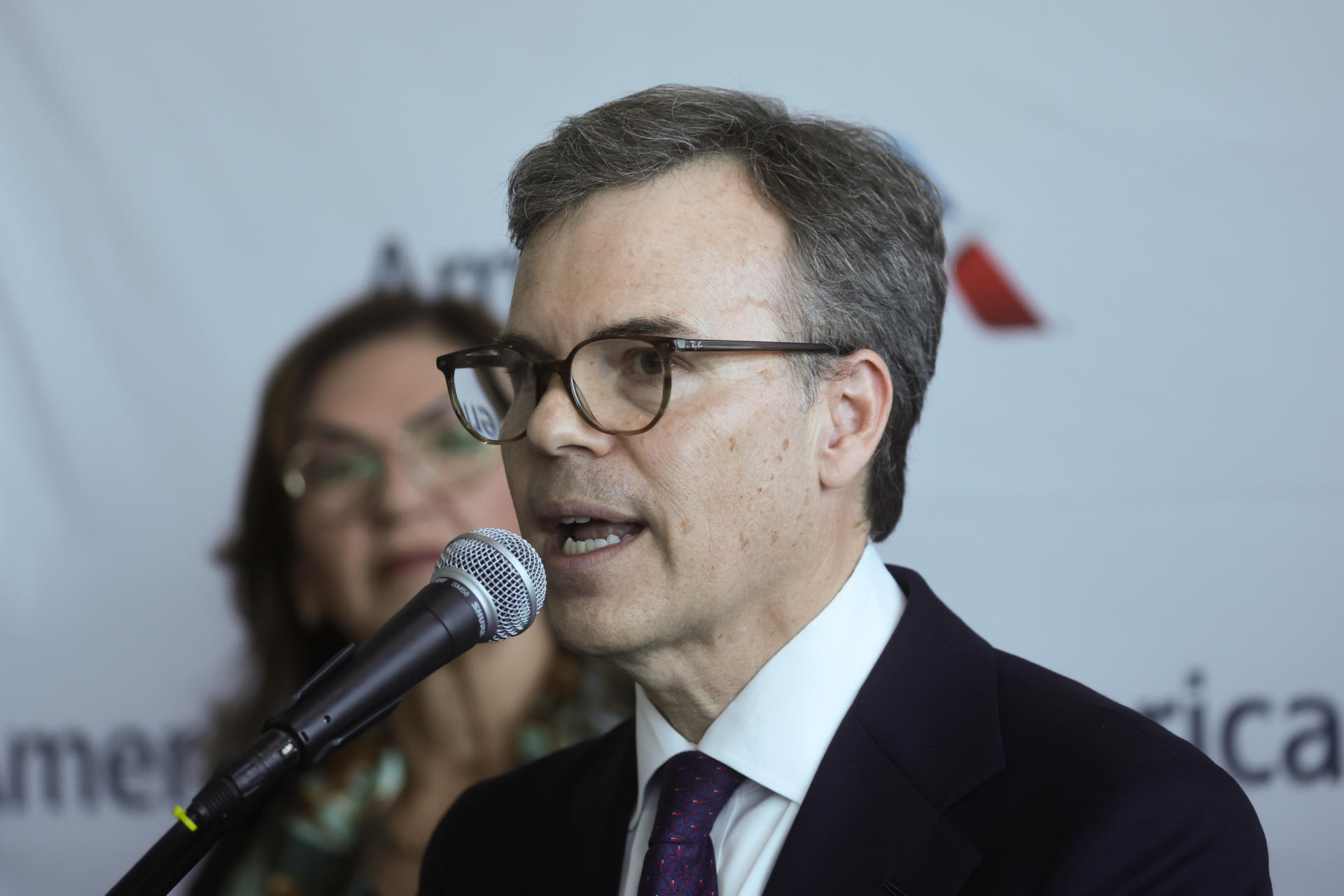 Fotografía de archivo en la que se captó al encargado de negocios de Estados Unidos en Venezuela, John Barrett, durante una rueda de prensa, en Maiquetía (Venezuela). EFE/Miguel Gutiérrez