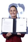 La presidenta de México, Claudia Sheinbaum, posa con un documento durante una rueda de prensa este martes en Palacio Nacional de la Ciudad de México (México). EFE/Sáshenka Gutiérrez

