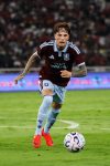El hispano-argentino Alejandro Garnacho, del Aston Villa, durante el amistoso de pretemporada disputado este sábado por su equipo en Yakarta contra el Indonesia All Stars. EFE/MAST IRHAM
