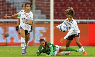La jugadora del Deportivo Cali de Colombia, Tatiana Ariza Diaz (c), disputa el balón con la jugadora del Ferroviaria de Brasil, Ingryd Silva De Lima (d) y Eudimilla De Souza Rodrigues (i). Imagen de archivo. EFE/José Jácome