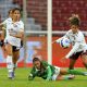 La jugadora del Deportivo Cali de Colombia, Tatiana Ariza Diaz (c), disputa el balón con la jugadora del Ferroviaria de Brasil, Ingryd Silva De Lima (d) y Eudimilla De Souza Rodrigues (i). Imagen de archivo. EFE/José Jácome