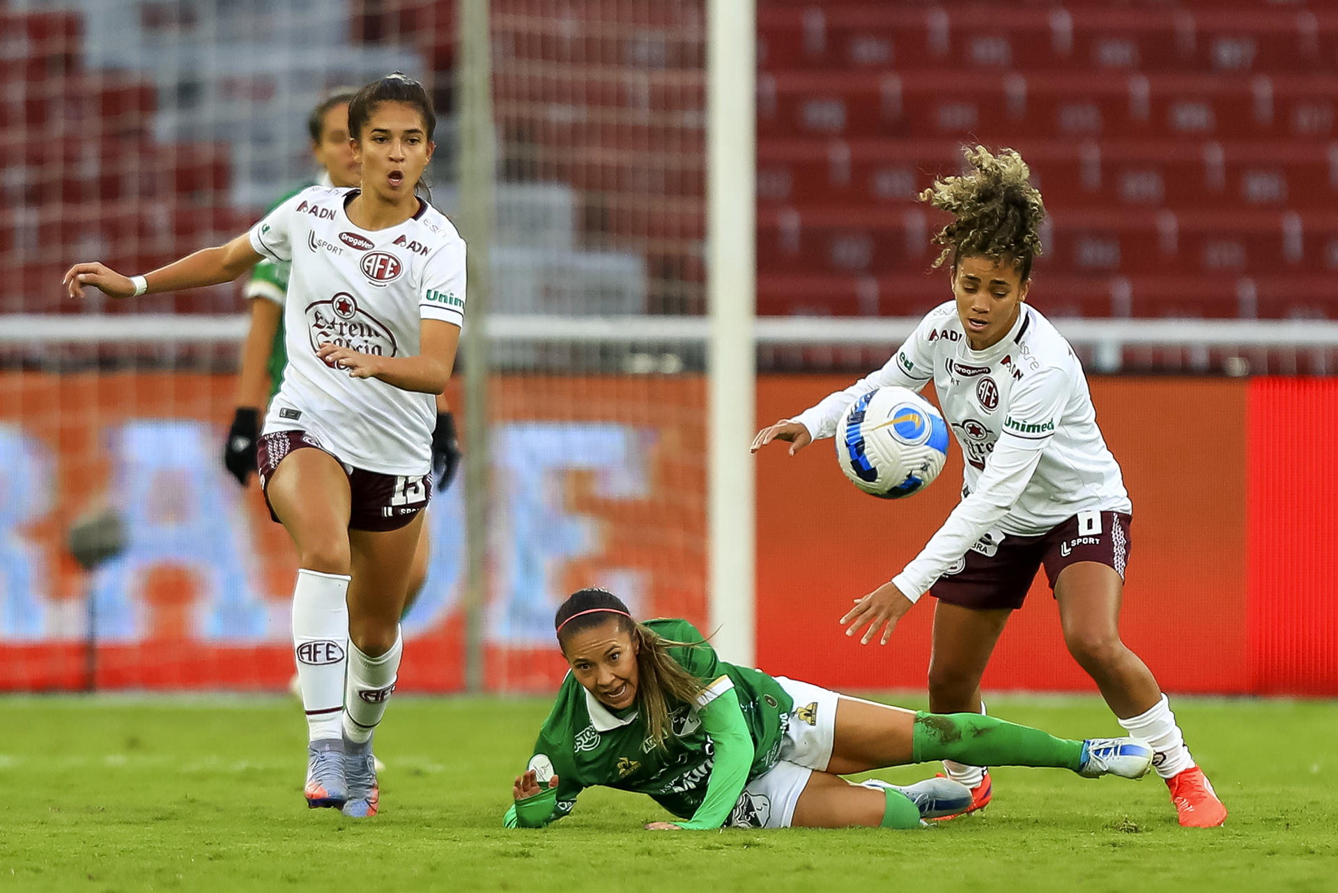 La jugadora del Deportivo Cali de Colombia, Tatiana Ariza Diaz (c), disputa el balón con la jugadora del Ferroviaria de Brasil, Ingryd Silva De Lima (d) y Eudimilla De Souza Rodrigues (i). Imagen de archivo. EFE/José Jácome