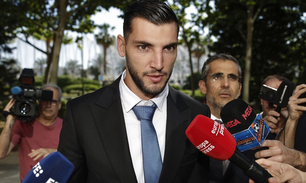 Foto de archivo del 15/06/2026 del futbolista Rafa Mir a su llegada a la Ciudad de la Justicia de Valencia. La Sección Cuarta de la Audiencia Provincial de Valencia condenó a 8,5 años de prisión al jugador por un delito de agresión sexual y otro de lesiones EFE/ Biel Aliño