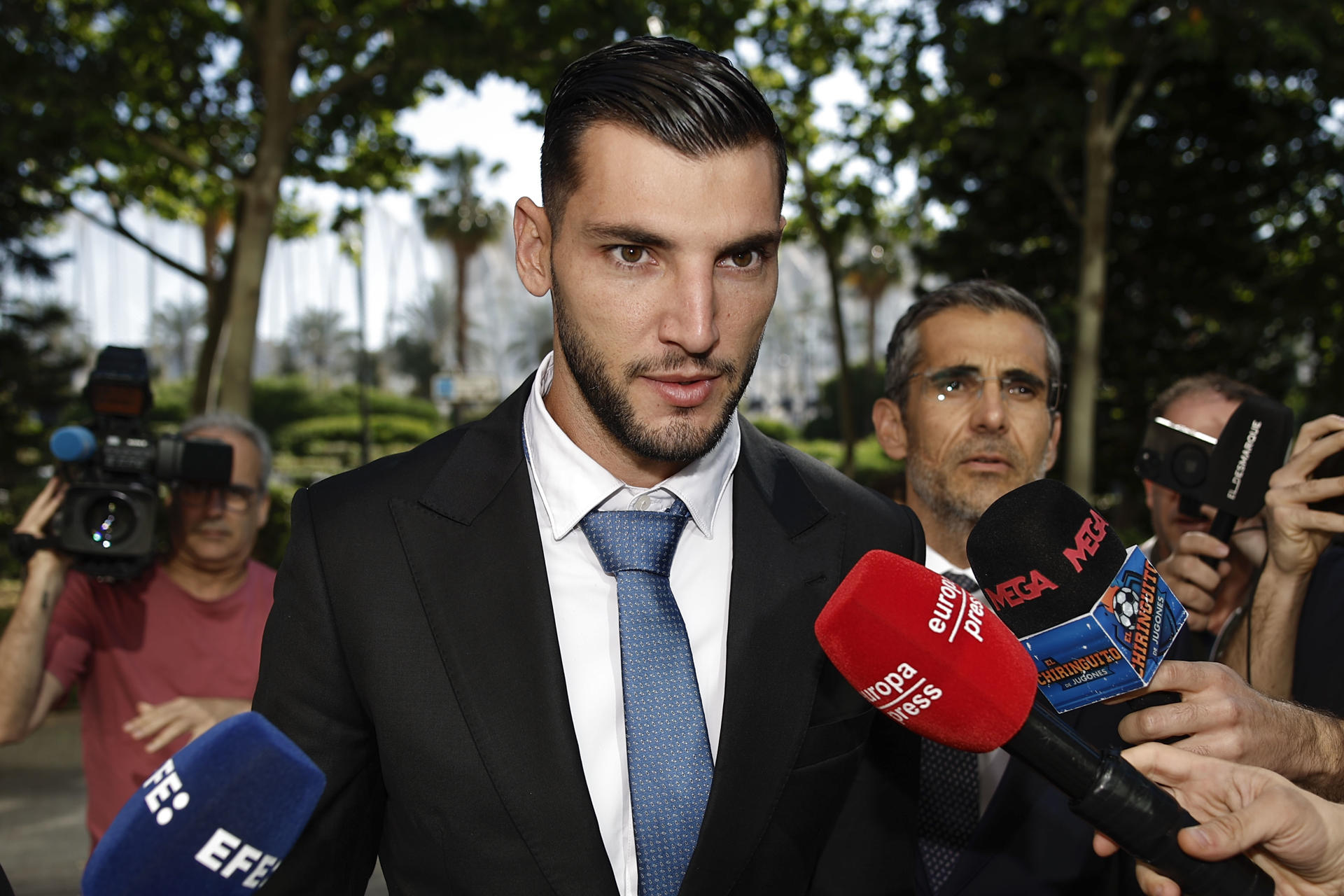 Foto de archivo del 15/06/2026 del futbolista Rafa Mir a su llegada a la Ciudad de la Justicia de Valencia. La Sección Cuarta de la Audiencia Provincial de Valencia condenó a 8,5 años de prisión al jugador por un delito de agresión sexual y otro de lesiones EFE/ Biel Aliño
