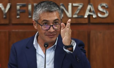 Fotografía de archivo del 26 de julio de 2026 del ministro de Economía y Finanzas Públicas, José Gabriel Espinoza, hablando en una rueda de prensa en La Paz (Bolivia). EFE/Luis Gandarillas ARCHIVO