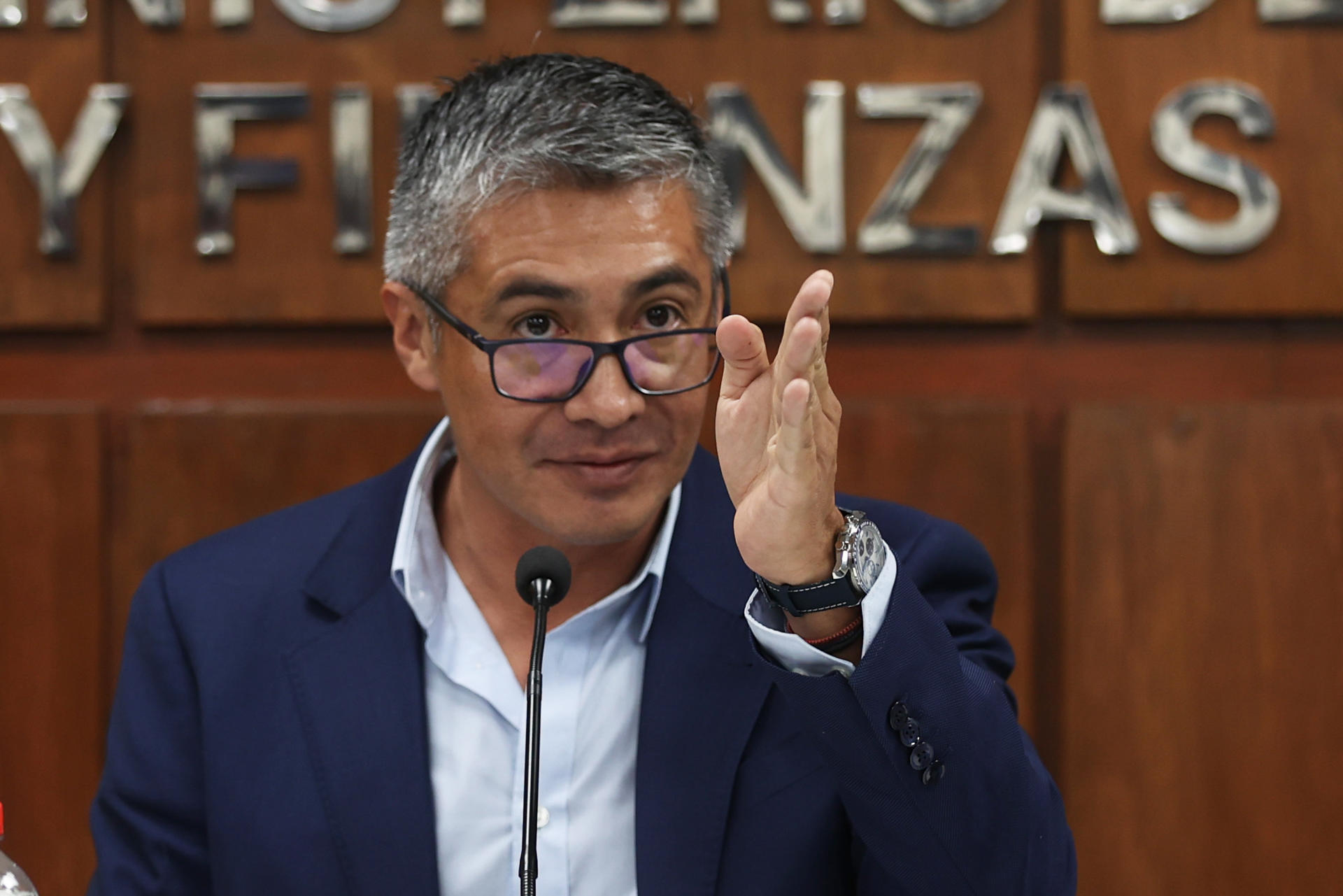 Fotografía de archivo del 26 de julio de 2026 del ministro de Economía y Finanzas Públicas, José Gabriel Espinoza, hablando en una rueda de prensa en La Paz (Bolivia). EFE/Luis Gandarillas ARCHIVO