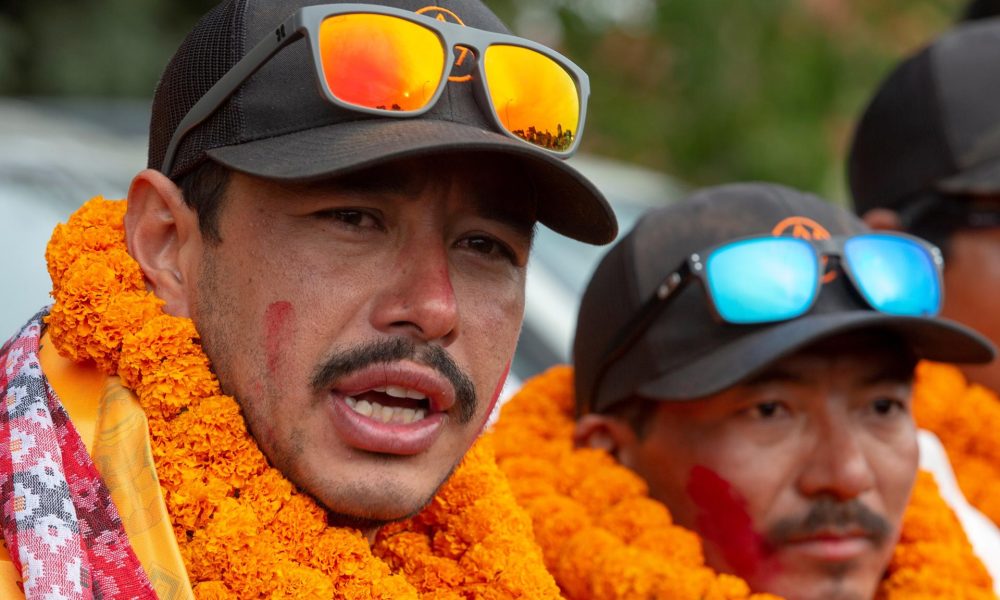 Fotografía de archivo del 30 de octubre de 2019, en la que puede verse al montañista nepalí Nirmal Purja, reconocido por haber escalado los 14 picos más altos del mundo en poco más de seis meses. EFE/NARENDRA SHRESTHA