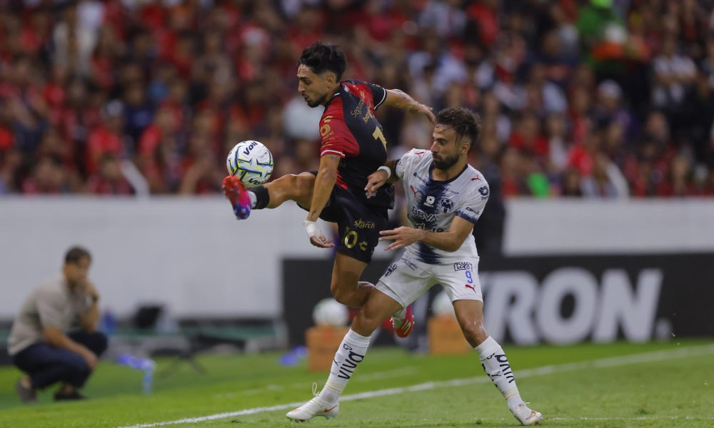 Luis Leite (i) de Atlas disputa el balón con Diego Rossi de Monterrey este sábado, durante un partido de la jornada 3 de del torneo apertura 2026 de la Liga MX entre Atlas y Monterrey disputado en el estadio Jalisco en Guadalajara (México). EFE/ Francisco Guasco