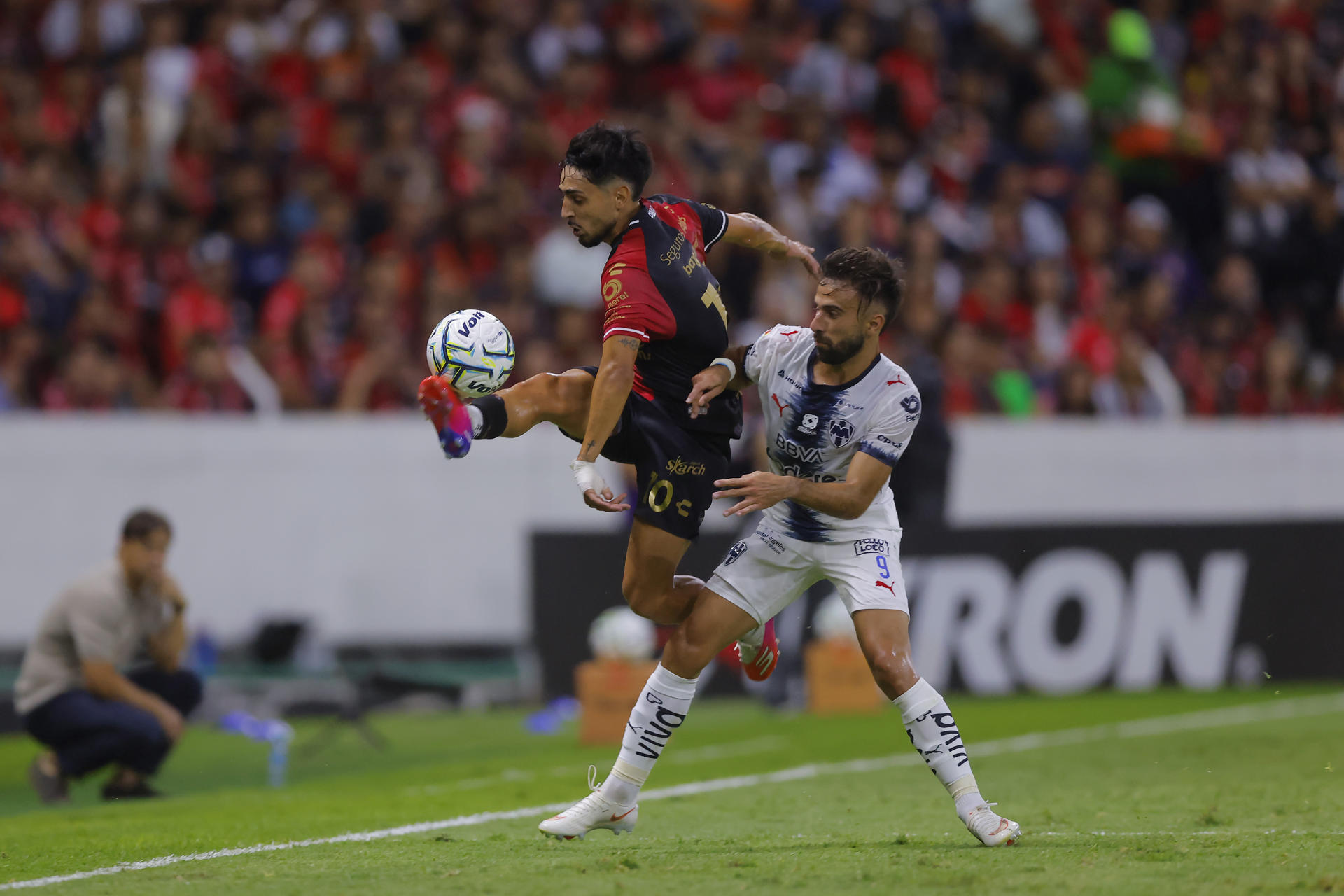 Luis Leite (i) de Atlas disputa el balón con Diego Rossi de Monterrey este sábado, durante un partido de la jornada 3 de del torneo apertura 2026 de la Liga MX entre Atlas y Monterrey disputado en el estadio Jalisco en Guadalajara (México). EFE/ Francisco Guasco