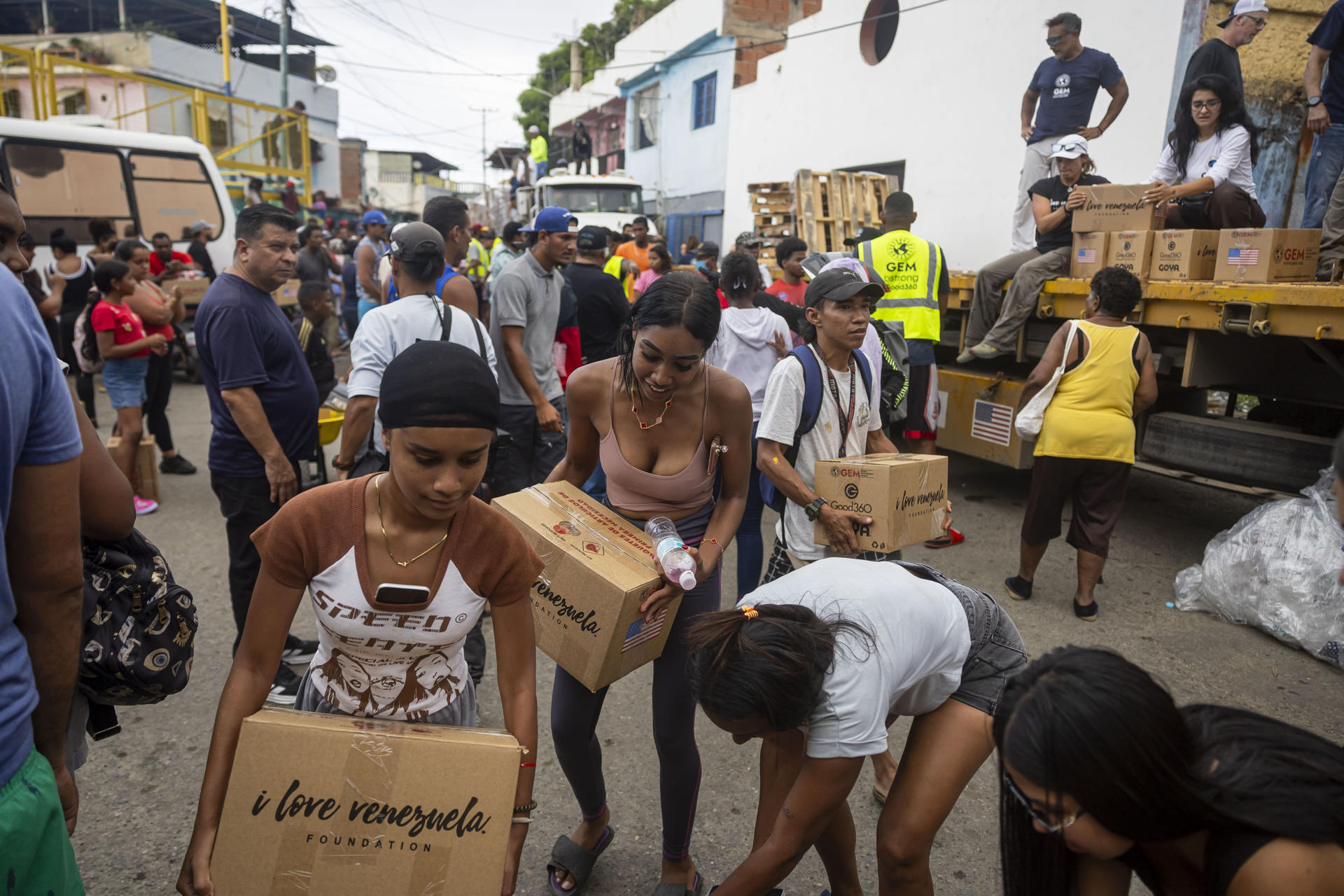 Personas reciben ayuda humanitaria en Caraballeda (Venezuela). Fotografía de archivo. EFE/ Miguel Gutiérrez