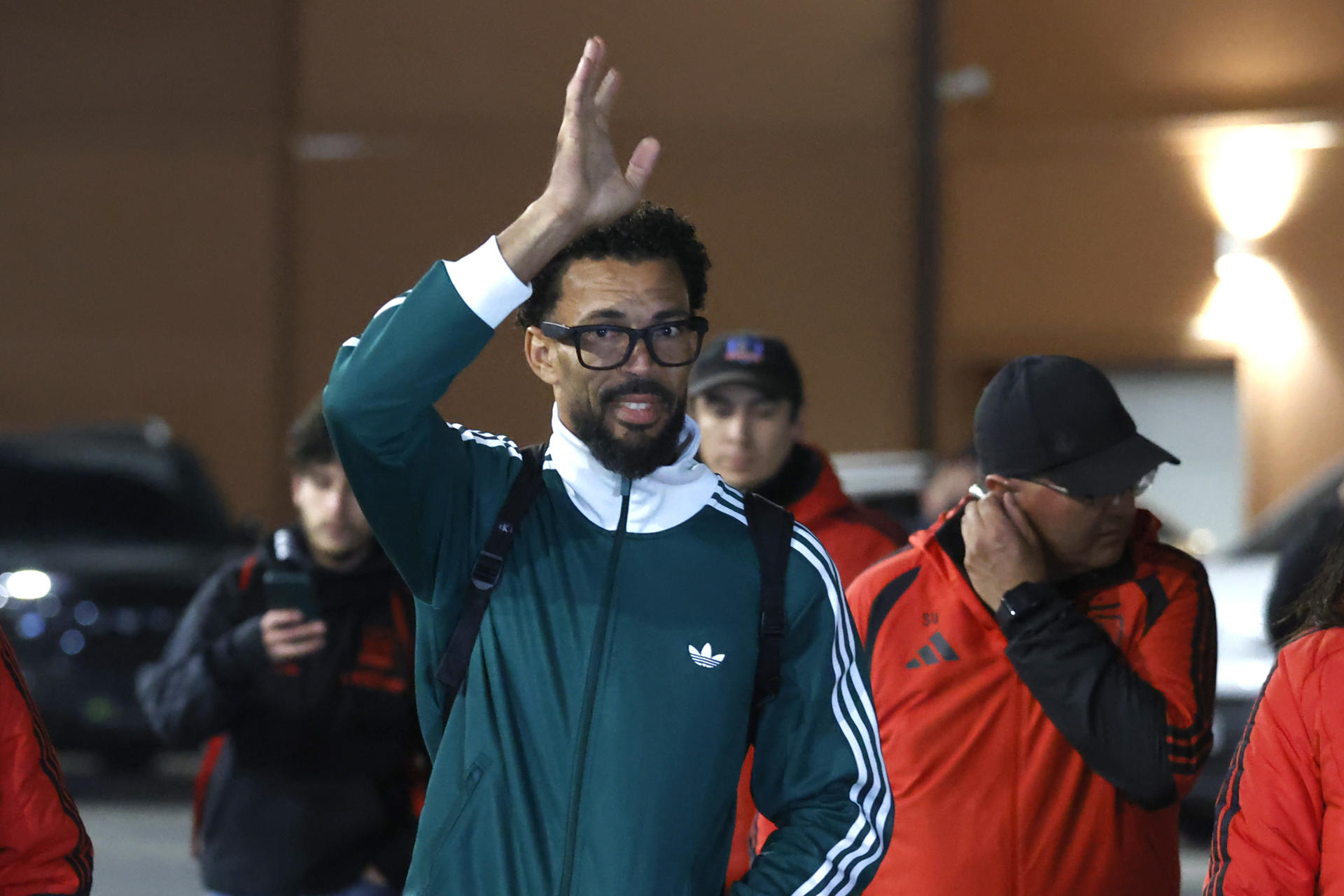 El portero titular de la selección de Cabo Verde, Josimar José Évora Dias'Vozinha', figura en el Mundial 2026, se declaró este domingo "muy feliz" de haber llegado a Santiago de Chile para concretar su vinculación con el club Colo Colo, luego de varios días de espera. EFE/ Elvis González