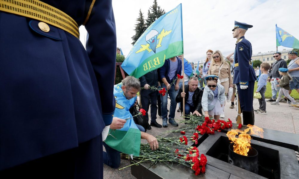 Antiguos paracaidistas rusos celebran en San Petersburgo el Día de los Paracaidistas y depositan flores ante una llamar eterna. EFE/EPA/ANATOLY MALTSEV