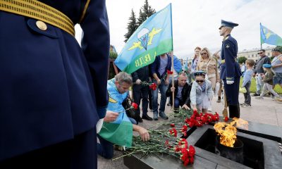 Antiguos paracaidistas rusos celebran en San Petersburgo el Día de los Paracaidistas y depositan flores ante una llamar eterna. EFE/EPA/ANATOLY MALTSEV
