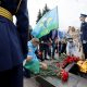 Antiguos paracaidistas rusos celebran en San Petersburgo el Día de los Paracaidistas y depositan flores ante una llamar eterna. EFE/EPA/ANATOLY MALTSEV