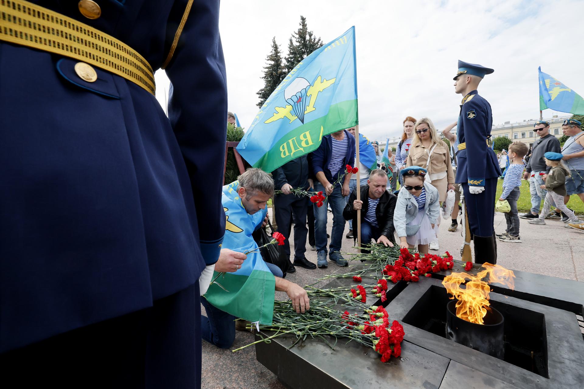 Antiguos paracaidistas rusos celebran en San Petersburgo el Día de los Paracaidistas y depositan flores ante una llamar eterna. EFE/EPA/ANATOLY MALTSEV