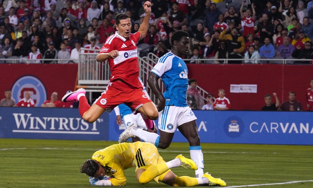 Robert Lewandowski (arriba) de Chicago disputa un balón con Kristijan Kahlina, de Charlotte FC, en un partido de la MLS en Chicago. EFE/Kenneth Fernández