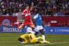 Robert Lewandowski (arriba) de Chicago disputa un balón con Kristijan Kahlina, de Charlotte FC, en un partido de la MLS en Chicago. EFE/Kenneth Fernández