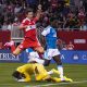 Robert Lewandowski (arriba) de Chicago disputa un balón con Kristijan Kahlina, de Charlotte FC, en un partido de la MLS en Chicago. EFE/Kenneth Fernández
