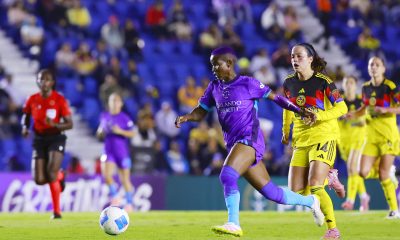 Fotografía de archivo donde aparece Alexa Soto (d) de América disputa un balón con Grace Chanda de Orlando. EFE/ Sáshenka Gutiérrez