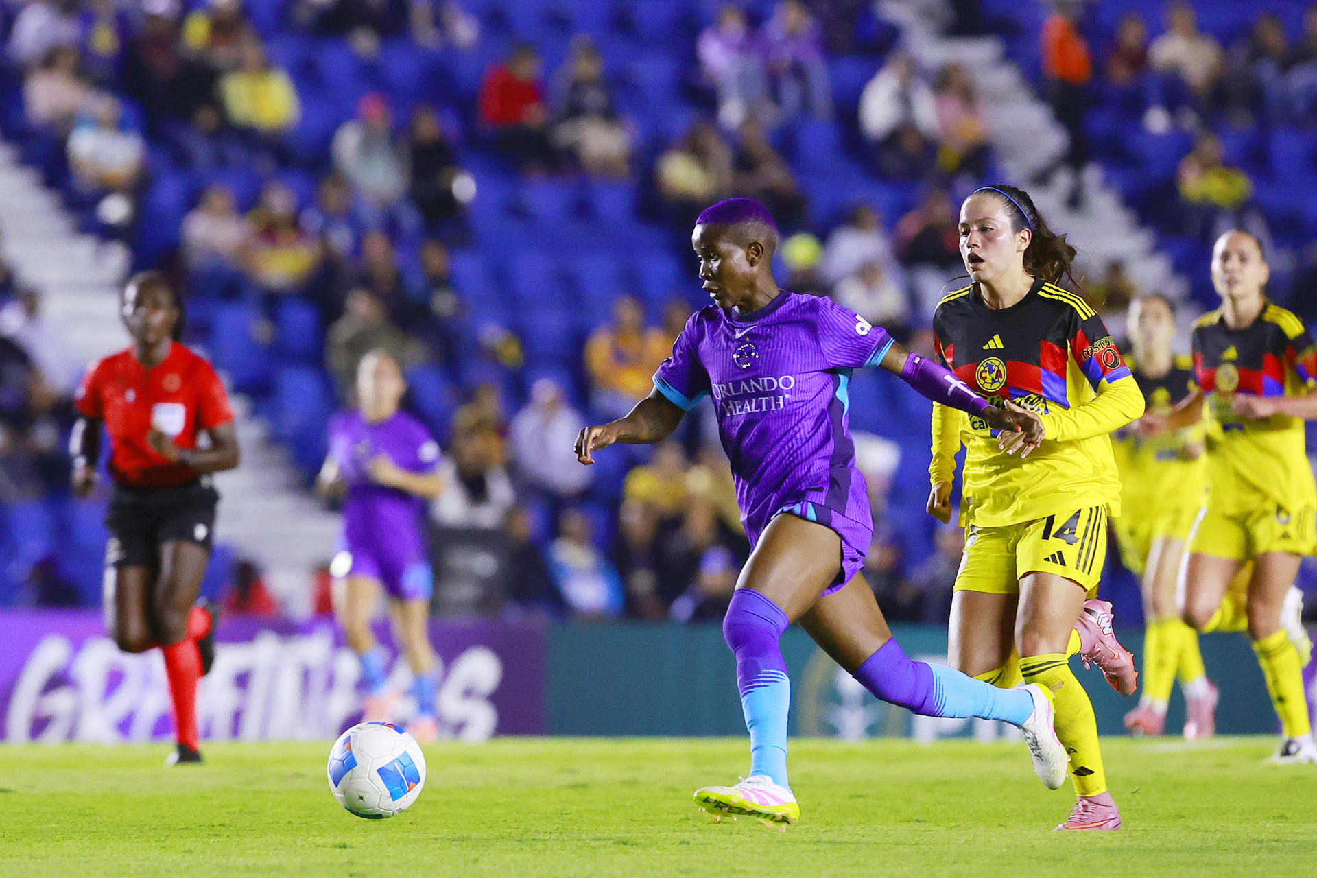 Fotografía de archivo donde aparece Alexa Soto (d) de América disputa un balón con Grace Chanda de Orlando. EFE/ Sáshenka Gutiérrez