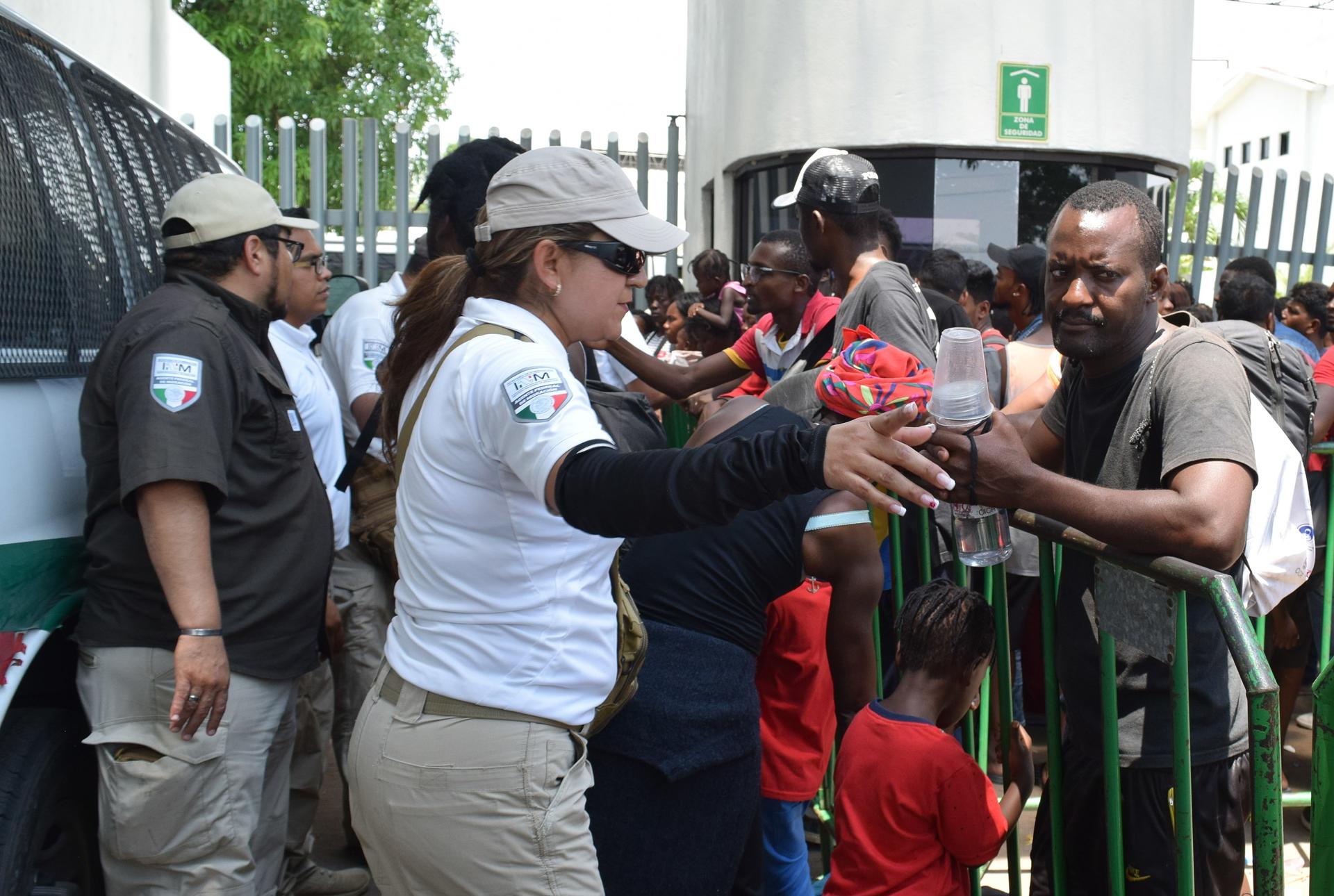 Alrededor de 40 migrantes cubanos que fueron asegurados y trasladados del centro del país a la estación migratoria siglo XXI, en el sureño estado de Chiapas, se amotinaron al conocer que iban a ser deportados y prendieron fuego al interior de las instalaciones. Fotografía de archivo. EFE/ José Torres
