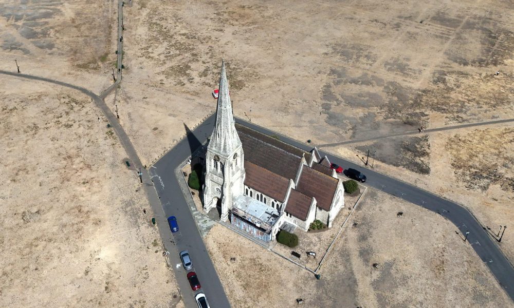 Una imagen tomada con un dron muestra la iglesia de All Saints rodeada de hierba seca en Blackheath Common, en Londres (Reino Unido). EFE/EPA/NEIL HALL