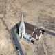 Una imagen tomada con un dron muestra la iglesia de All Saints rodeada de hierba seca en Blackheath Common, en Londres (Reino Unido). EFE/EPA/NEIL HALL