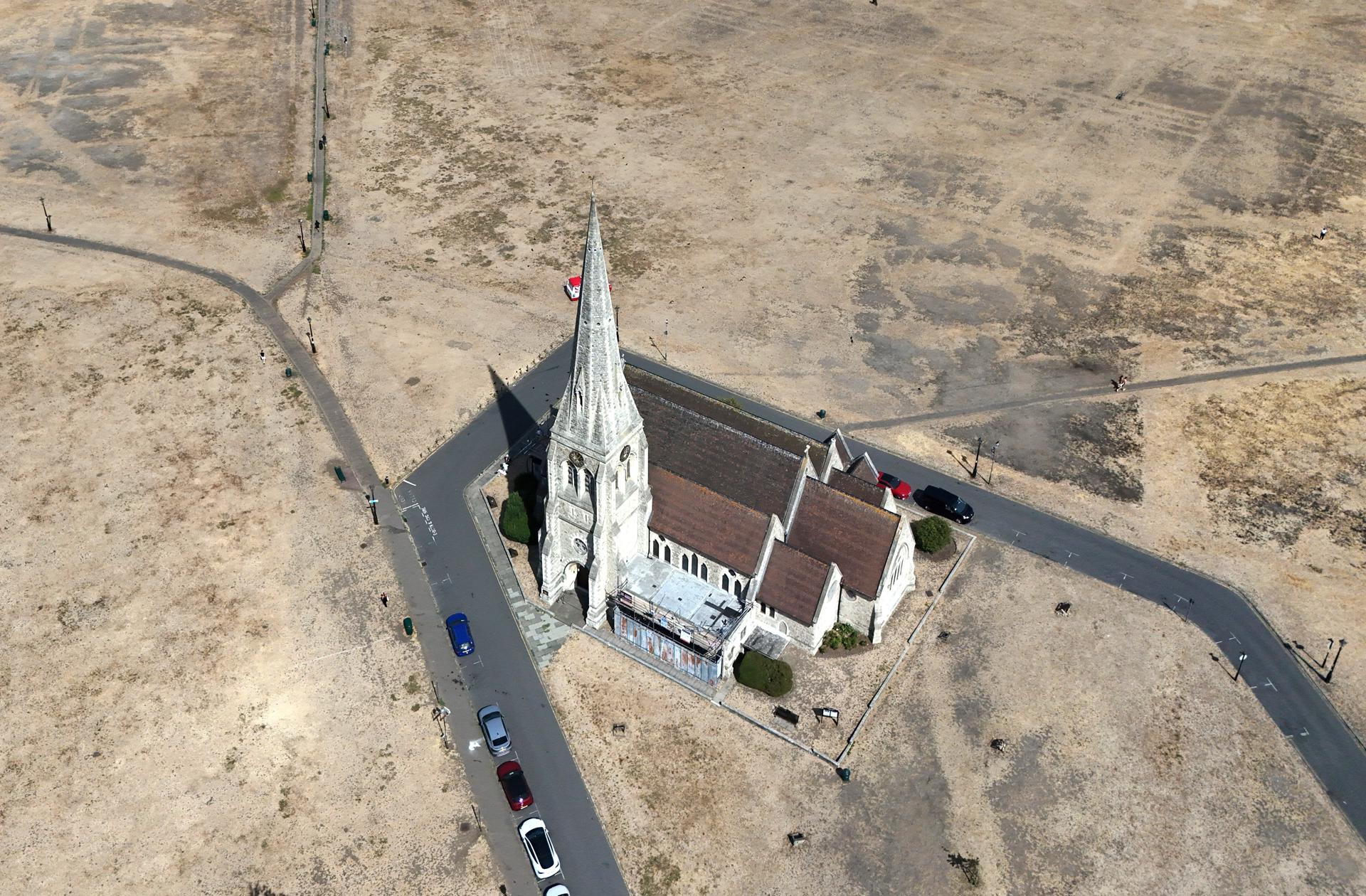 Una imagen tomada con un dron muestra la iglesia de All Saints rodeada de hierba seca en Blackheath Common, en Londres (Reino Unido). EFE/EPA/NEIL HALL