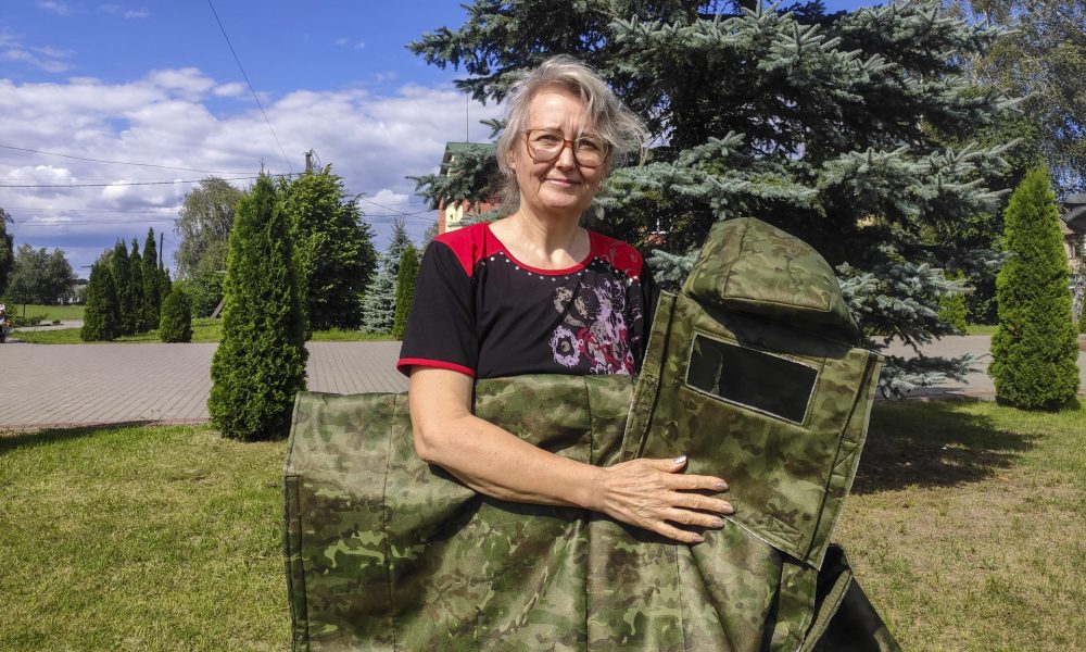 - Voluntarios civiles fabrican ponchos antidrones para soldados ucranianos este lunes, en Kovel (Ucrania). Unas capas antidrones fabricadas por voluntarias salvan vidas de soldados ucranianos al volverlos invisibles para los drones rusos, equipados con cámaras térmicas que flotan de forma constante sobre la "zona de la muerte", que ahora se extiende a lo largo de kilómetros a ambos lados del frente. "Solíamos fabricar diferentes tipos de objetos necesarios para nuestros soldados, pero ahora nos centramos en estas capas. Es una guerra de drones", dijo a EFE Natalia Tjorzevska, una profesora de instituto de lengua y literatura ucraniana de 54 años que lidera el grupo de voluntarios Diyemo Vze (Actuamos ahora). EFE/ Rostyslav Averchuk