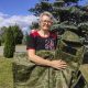 - Voluntarios civiles fabrican ponchos antidrones para soldados ucranianos este lunes, en Kovel (Ucrania). Unas capas antidrones fabricadas por voluntarias salvan vidas de soldados ucranianos al volverlos invisibles para los drones rusos, equipados con cámaras térmicas que flotan de forma constante sobre la "zona de la muerte", que ahora se extiende a lo largo de kilómetros a ambos lados del frente. "Solíamos fabricar diferentes tipos de objetos necesarios para nuestros soldados, pero ahora nos centramos en estas capas. Es una guerra de drones", dijo a EFE Natalia Tjorzevska, una profesora de instituto de lengua y literatura ucraniana de 54 años que lidera el grupo de voluntarios Diyemo Vze (Actuamos ahora). EFE/ Rostyslav Averchuk