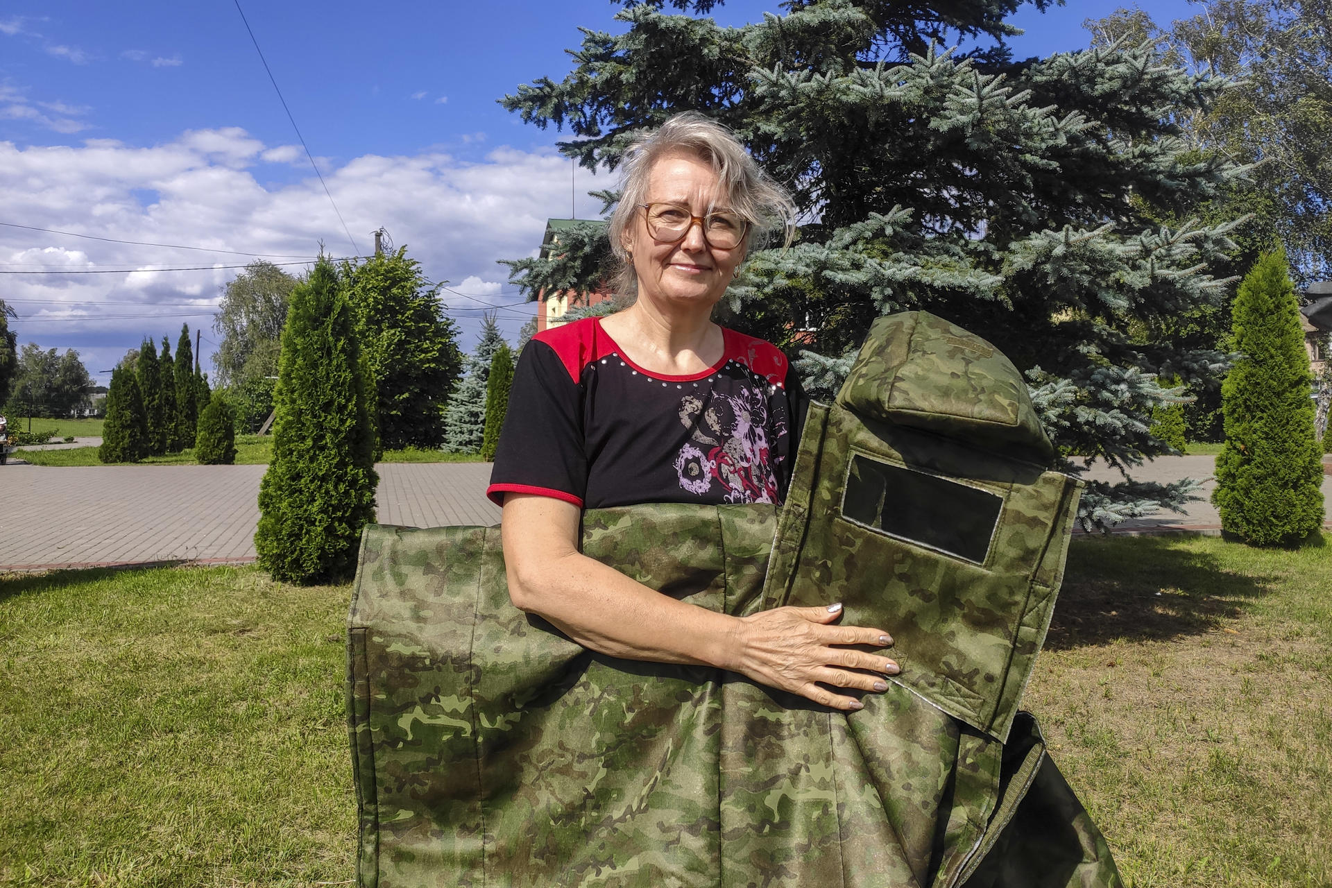 - Voluntarios civiles fabrican ponchos antidrones para soldados ucranianos este lunes, en Kovel (Ucrania). Unas capas antidrones fabricadas por voluntarias salvan vidas de soldados ucranianos al volverlos invisibles para los drones rusos, equipados con cámaras térmicas que flotan de forma constante sobre la "zona de la muerte", que ahora se extiende a lo largo de kilómetros a ambos lados del frente. "Solíamos fabricar diferentes tipos de objetos necesarios para nuestros soldados, pero ahora nos centramos en estas capas. Es una guerra de drones", dijo a EFE Natalia Tjorzevska, una profesora de instituto de lengua y literatura ucraniana de 54 años que lidera el grupo de voluntarios Diyemo Vze (Actuamos ahora). EFE/ Rostyslav Averchuk