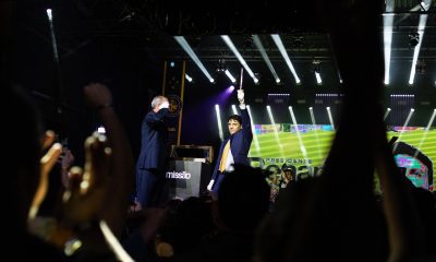 Renan Santos (c) sostiene una espada tras ser anunciado como candidato a la Presidencia de Brasil para las elecciones de 2026 durante el Congreso Nacional del Partido Misión este sábado, en São Paulo (Brasil). EFE/Isaac Fontana
