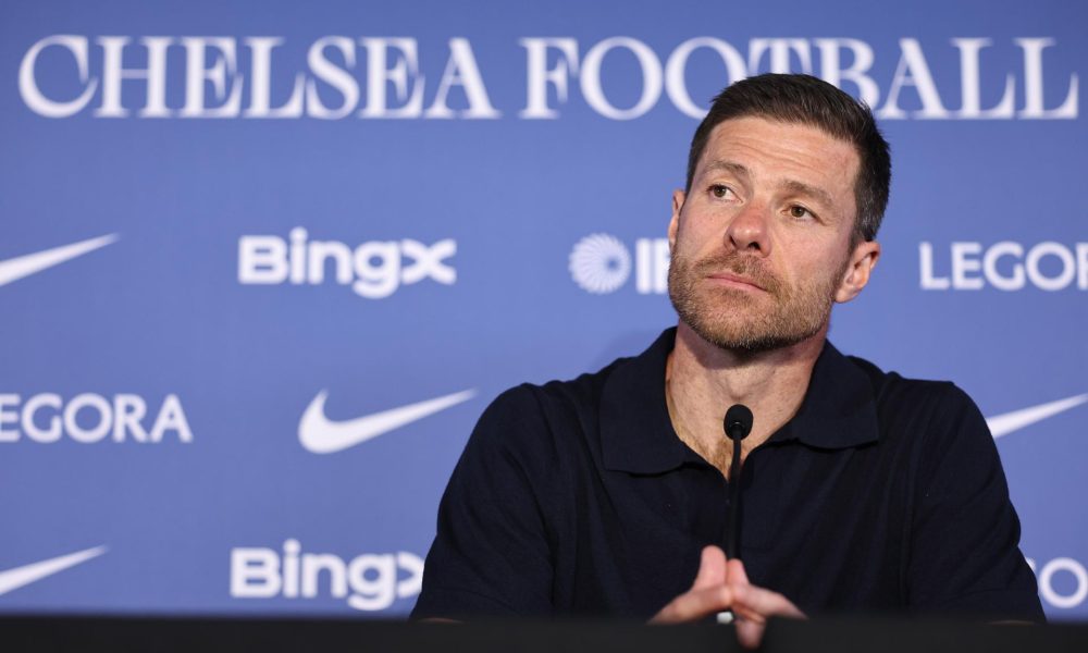 Xabi Alonso, entrenador del Chelsea desde el 13 de julio pasado, y expreparador del Real Madrid, aseguró que la "cicatriz" por su salida del club blanco "está curada" y que se queda "con las cosas positivas". EFE/EPA/NEIL HALL
