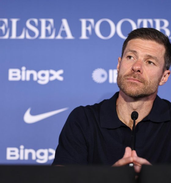 Xabi Alonso, entrenador del Chelsea desde el 13 de julio pasado, y expreparador del Real Madrid, aseguró que la "cicatriz" por su salida del club blanco "está curada" y que se queda "con las cosas positivas". EFE/EPA/NEIL HALL