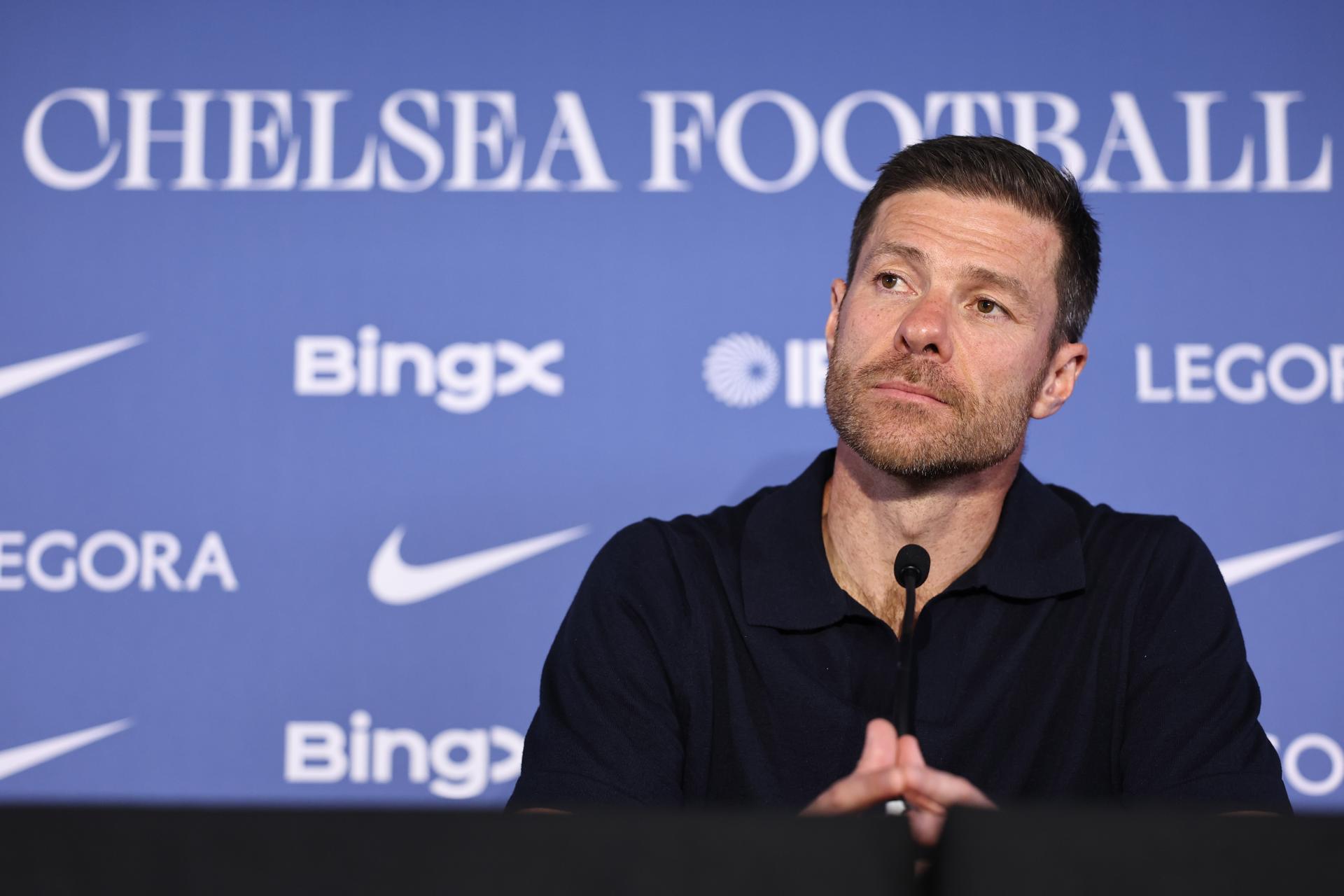 Xabi Alonso, entrenador del Chelsea desde el 13 de julio pasado, y expreparador del Real Madrid, aseguró que la "cicatriz" por su salida del club blanco "está curada" y que se queda "con las cosas positivas". EFE/EPA/NEIL HALL