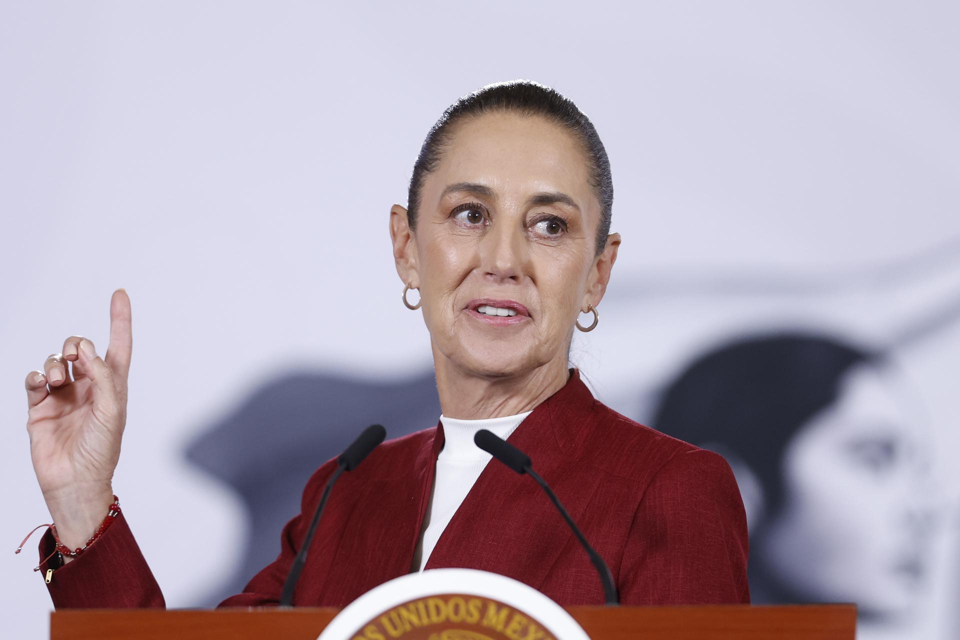 La presidenta de México, Claudia Sheinbaum, habla durante una rueda de prensa este martes, en el Palacio Nacional de Ciudad de México (México). EFE/ Sáshenka Gutiérrez