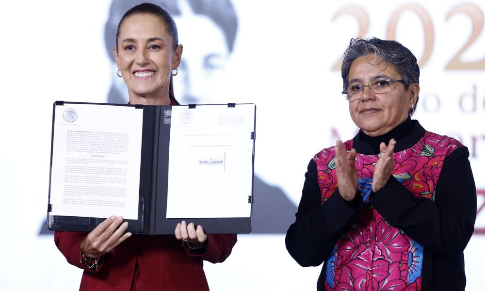 La presidenta de México, Claudia Sheinbaum, acompañada de secretaria Anticorrupción y Buen Gobierno, Raquel Buenrostro (d), participan en una rueda de prensa este martes en Palacio Nacional de la Ciudad de México (México). EFE/Sáshenka Gutiérrez