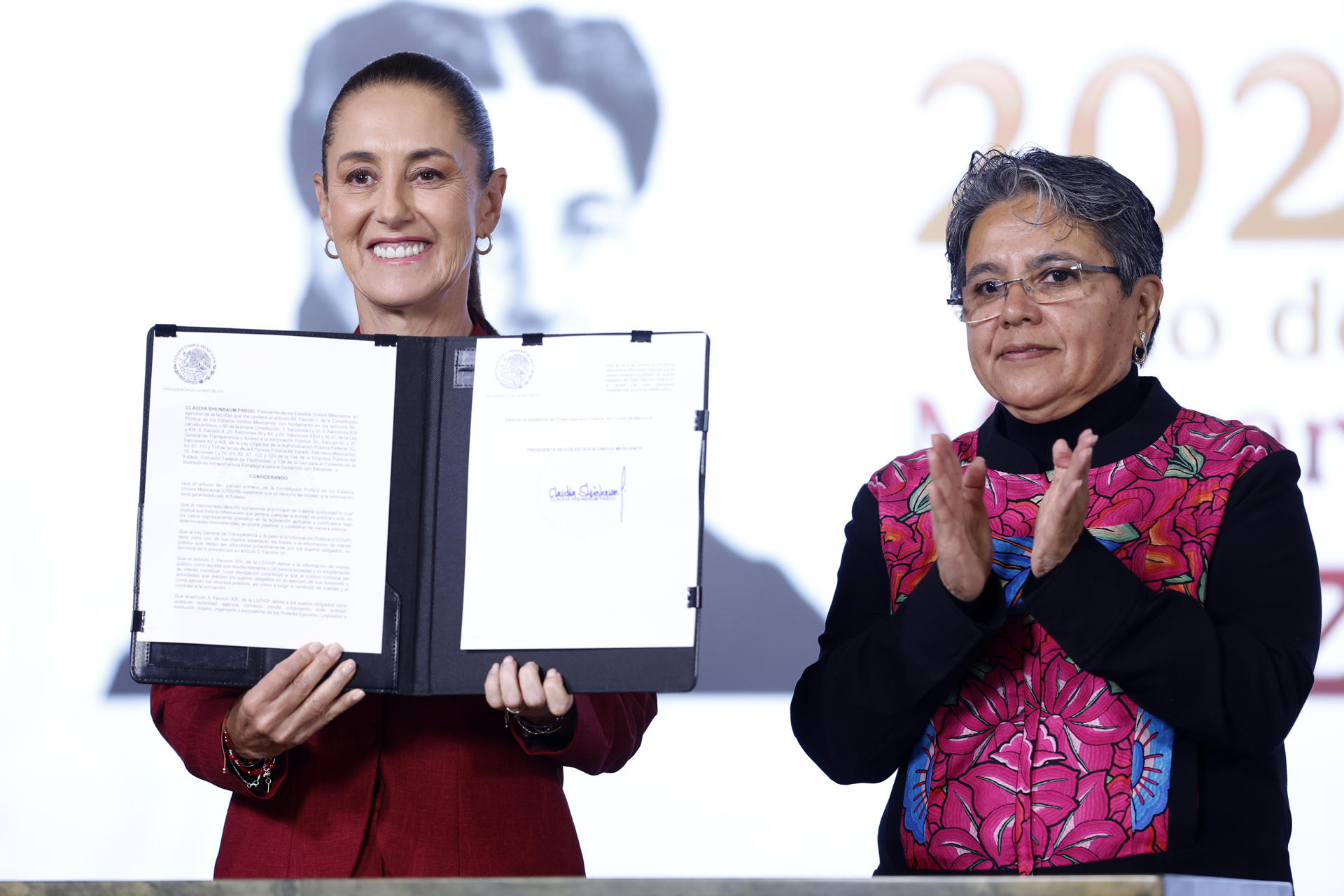 La presidenta de México, Claudia Sheinbaum, acompañada de secretaria Anticorrupción y Buen Gobierno, Raquel Buenrostro (d), participan en una rueda de prensa este martes en Palacio Nacional de la Ciudad de México (México). EFE/Sáshenka Gutiérrez