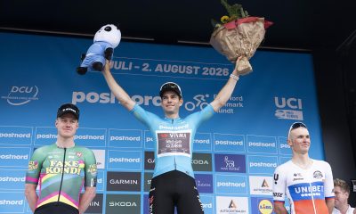 El ciclista belga Wout van Aert (C), del equipo Visma Lease a Bike, ganador de la clasificación general, en el podio tras la 5ª y última etapa de la Vuelta a Dinamarca. EFE/EPA/Claus Bech