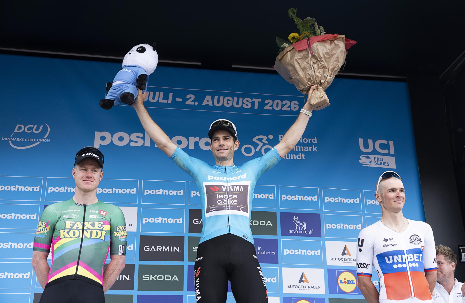 El ciclista belga Wout van Aert (C), del equipo Visma Lease a Bike, ganador de la clasificación general, en el podio tras la 5ª y última etapa de la Vuelta a Dinamarca. EFE/EPA/Claus Bech