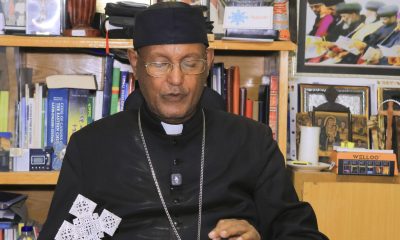 Tesfaselassie Medhin, obispo de la Eparquía católica de Adigrat, de región de Tigré (Etiopía), fotografiado en su oficina en Adigrat. Decenas de prisioneros etíopes condenados a muerte en Arabia Saudí permanecen en condiciones deplorables en el centro de detención de Khamis Mushait, en la provincia de Asir, con la esperanza perdida y a la espera de su turno para ser ejecutados. EFE/Simon Berhane