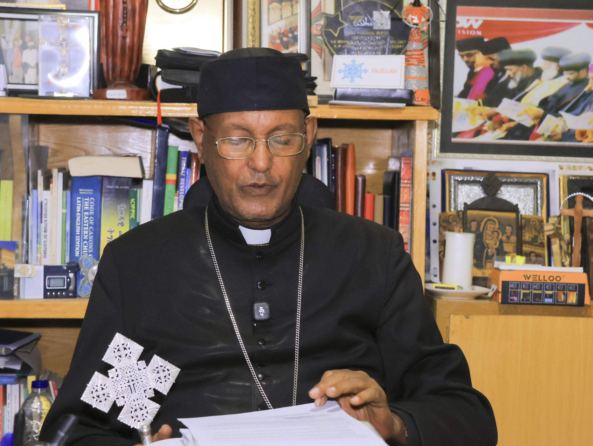 Tesfaselassie Medhin, obispo de la Eparquía católica de Adigrat, de región de Tigré (Etiopía), fotografiado en su oficina en Adigrat. Decenas de prisioneros etíopes condenados a muerte en Arabia Saudí permanecen en condiciones deplorables en el centro de detención de Khamis Mushait, en la provincia de Asir, con la esperanza perdida y a la espera de su turno para ser ejecutados. EFE/Simon Berhane