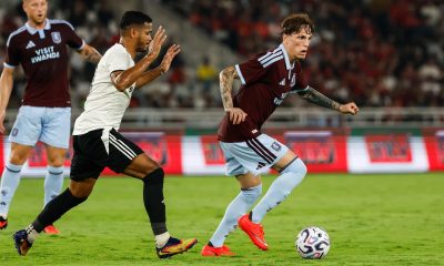 El futbolista hispano-argentino Alejandro Garnacho, del Aston Villa (d), durante el partido amistoso disputado por su equipo en Yakarta este sábado frente al Indonesia All Stars. EFE/ MAST IRHAM